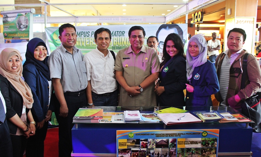Gubernur Jambi Tinjau Stan Campus Expo UBH
