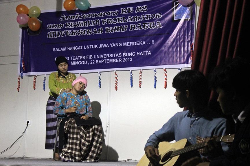 HUT UKM Kesenian Proklamator Tampilkan "Jendela Tua Rumah Panggung"