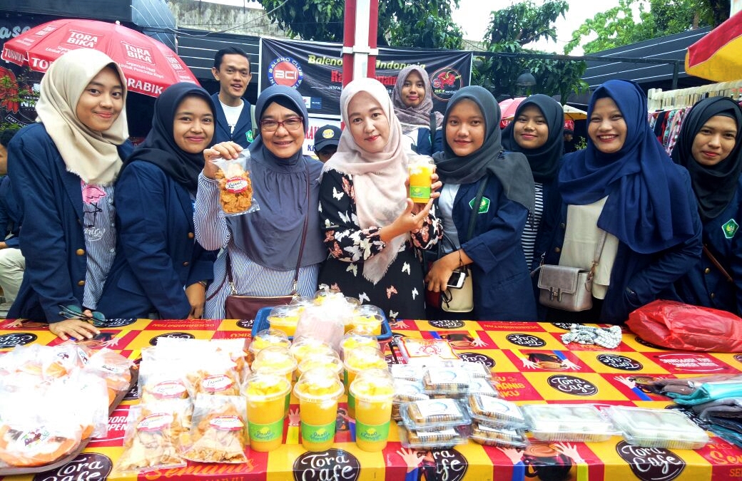 Mahasiswa Manajemen Universitas Bung Hatta Praktik Kewirausahaan di Gor H. Agus Salim