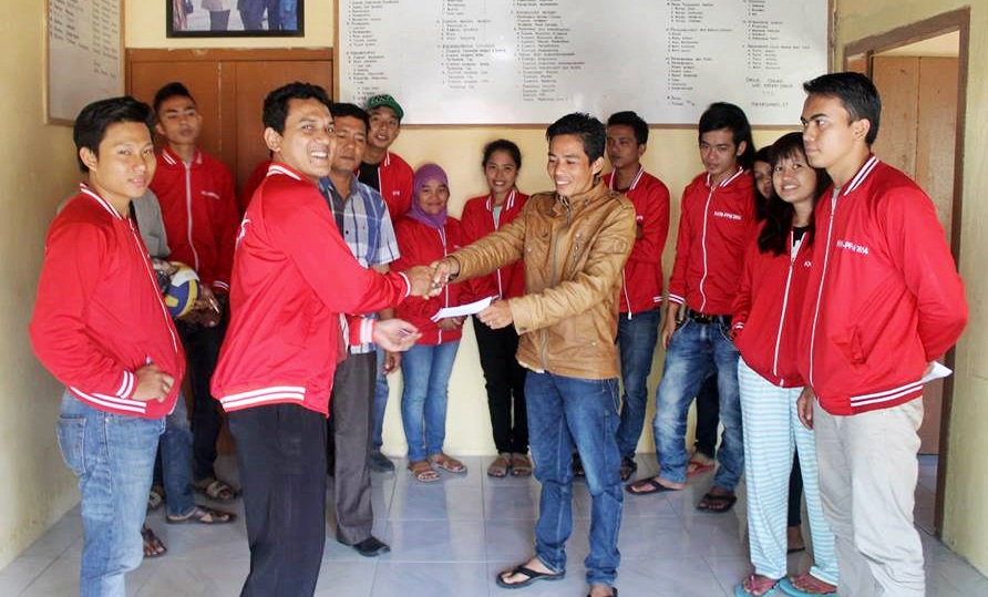 Peringati HUT RI, Mahasiswa KKN-PPM Nagari Gadur Beri Bantuan Alat Olahraga