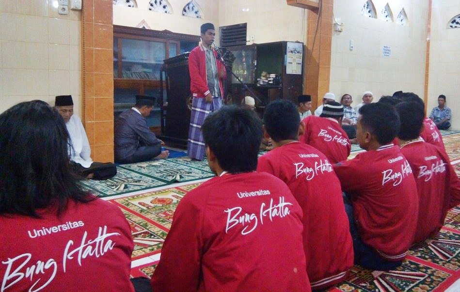 Mahasiswa KKN PPM UBH di Nagari Gadur Berikan Tausyiah Ramadan