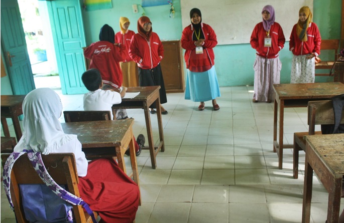 Mahasiswa KKN-PPM UBH Berikan Metode Belajar Matematika Yang Asik
