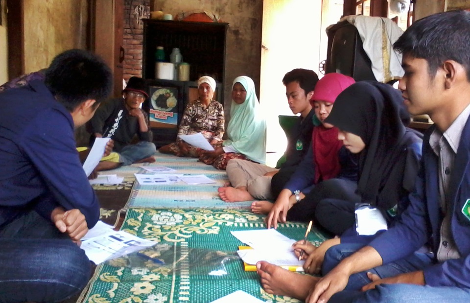 Mahasiswa KKN-PPM UBH Ajarkan Masyarakat Buat Pestisida Organik