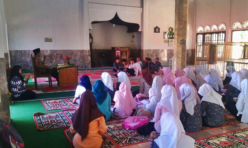 Mahasiswa KKN-PPM UBH Terlibat Dalam Pesantren Ramadan