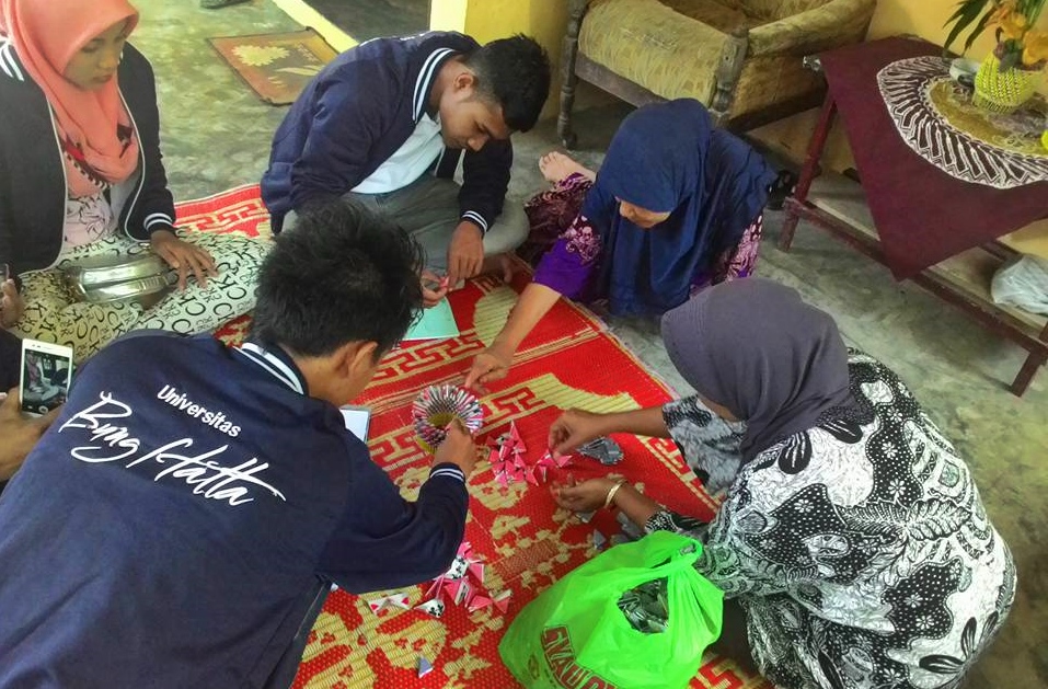 Mahasiswa KKN-PPM UBH Manfaat Kartu Remi dan Koa Bekas Jadi Kerajinan Tangan