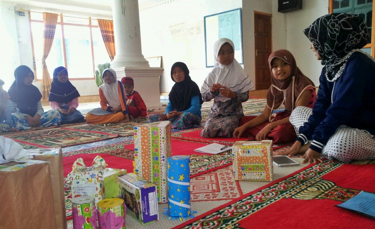 Mahasiswa KKN-PPM UBH Motivasi Anak-Anak Agar Gemar Menabung