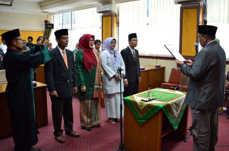 Rektor UBH Lantik Dr. Elfiondri Sebagai Dekan FIB