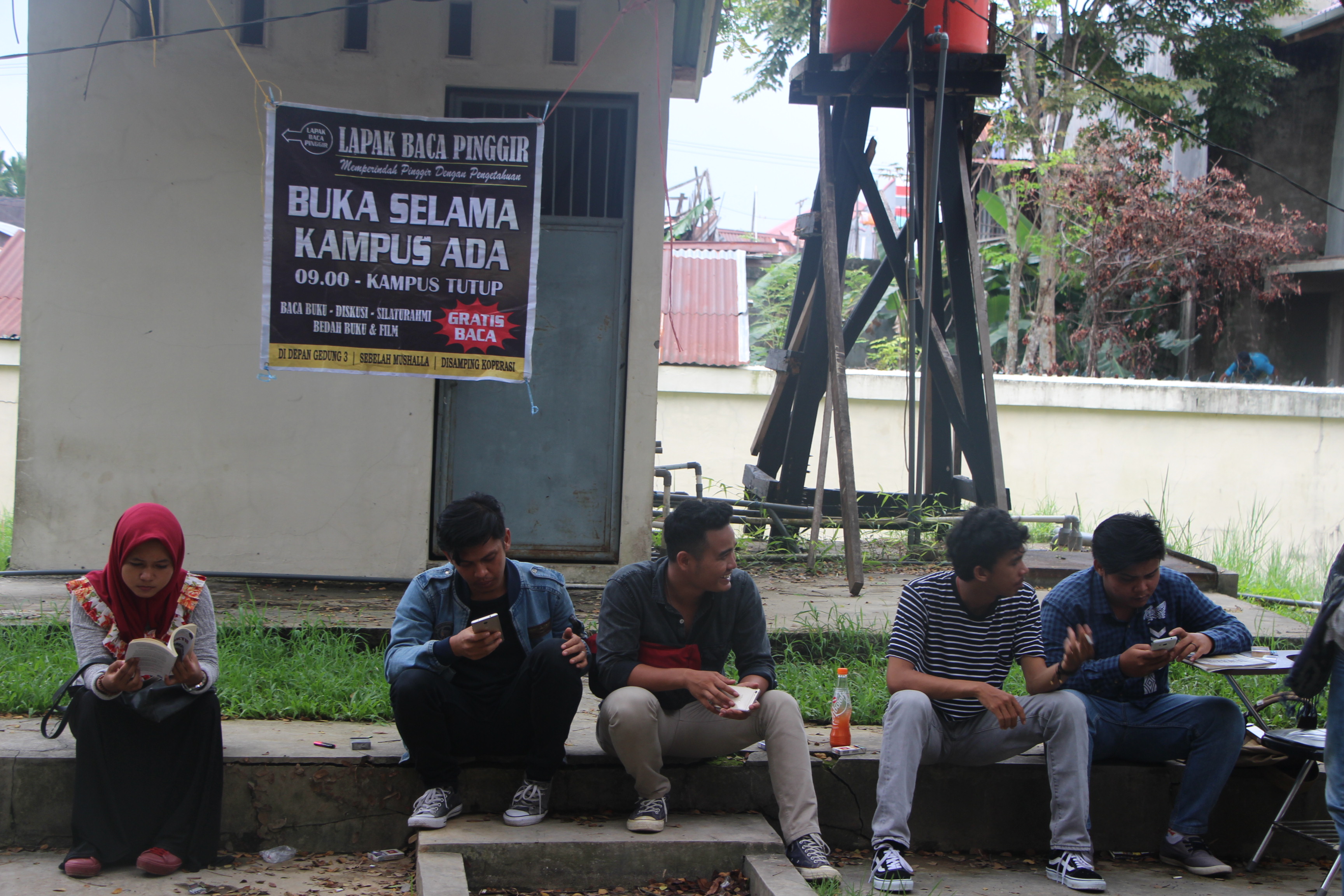 Lapak Baca Pinggir Memperindah Pinggir dengan Pengetahuan