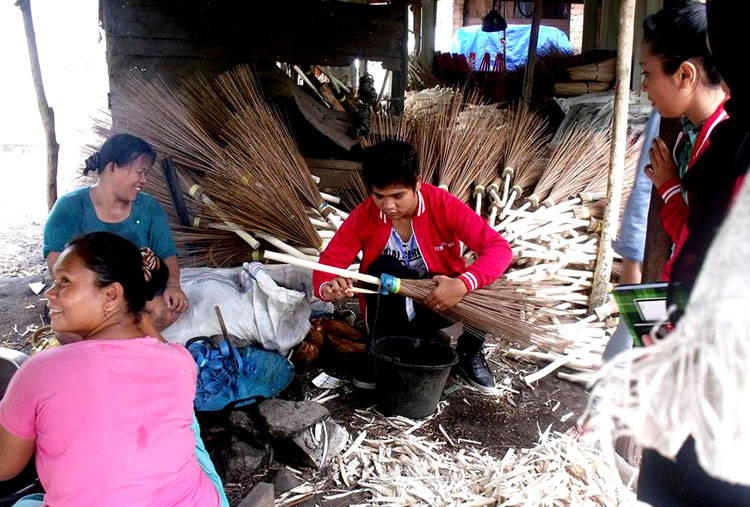 Mahasiswa KKN-PPM UBH kenalkan Manajemen Bisnis Pada Home Industri