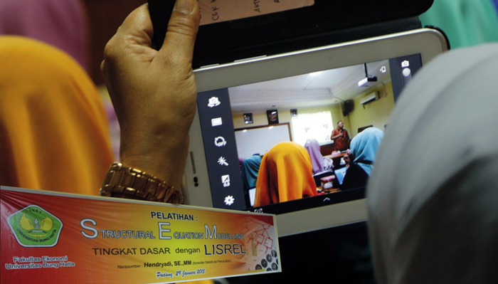 FE-UBH  Gelar Pelatihan SEM Dengan Lisrel bagi Dosen
