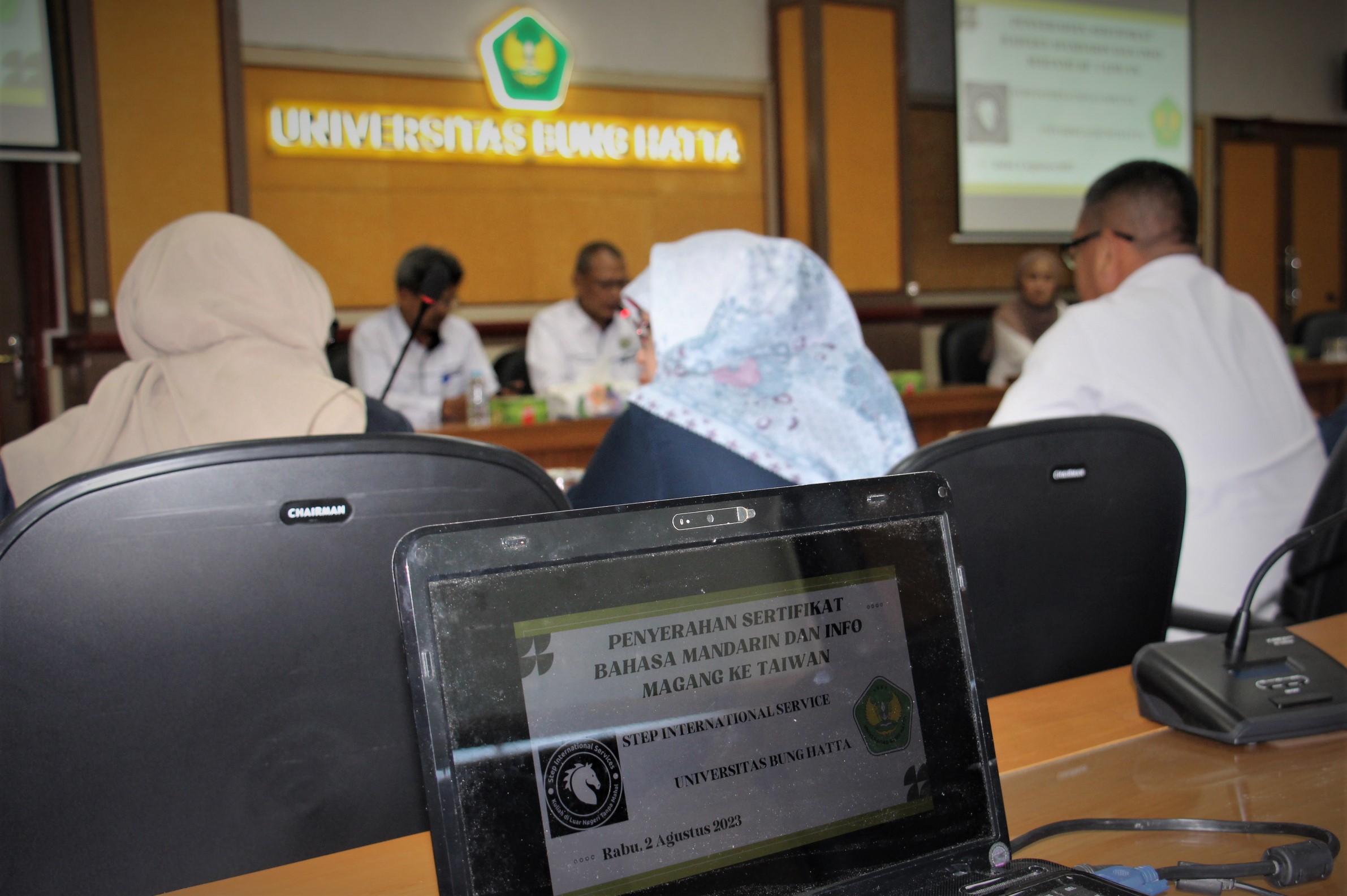 Mahasiswa Universitas Bung Hatta, Terima Sertifikat Bahasa Mandarin