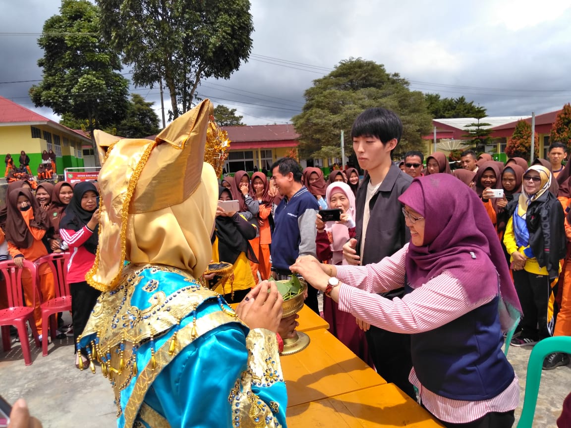 Sosialisasi Sekolah Adiwiyata oleh Tim PKM Universitas Bung Hatta dan Mahasiswa Student Exchange dari Gifu University