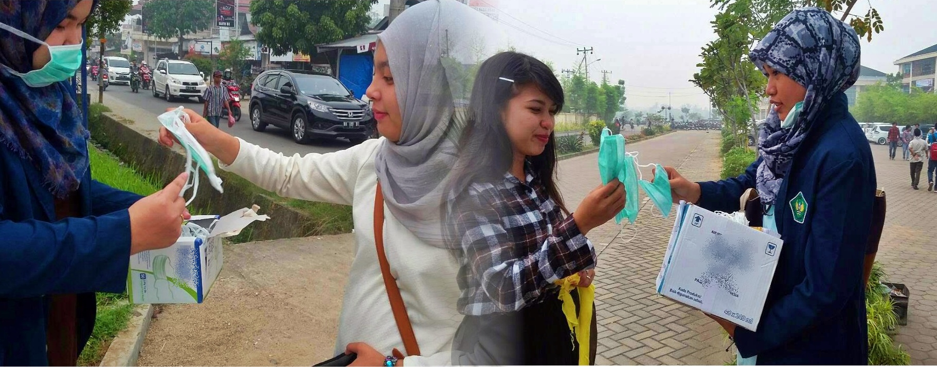 Mahasiswa Manajemen Universitas Bung Hatta Bagikan Masker