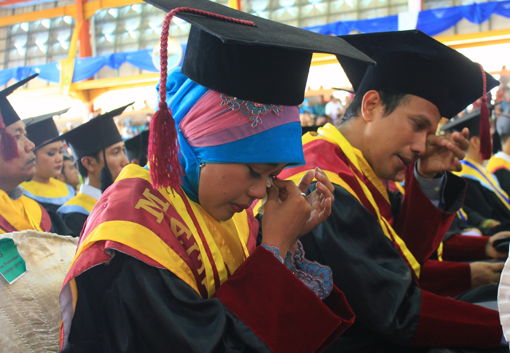 Rektor UBH Lantik 768 Lulusan, Wisudawan Bercucur Air Mata