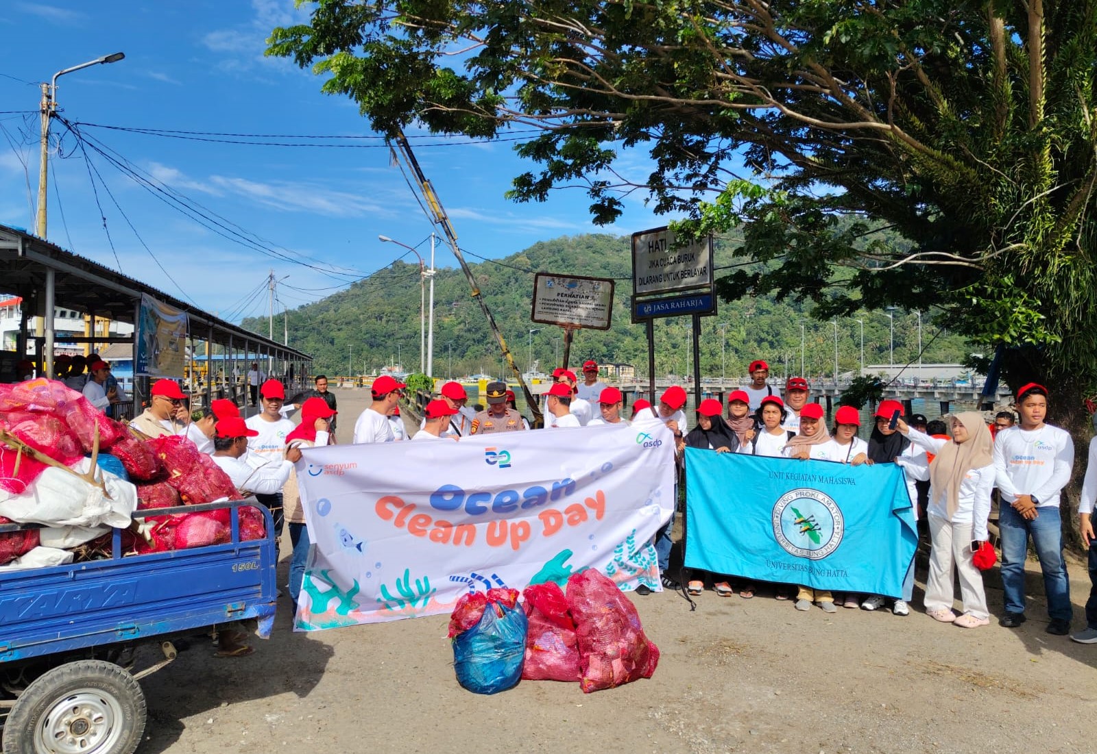 Aksi Ocean Clean Up Day UKM Diving Proklamator Bersama PT ASDP Indonesia Ferry Padang