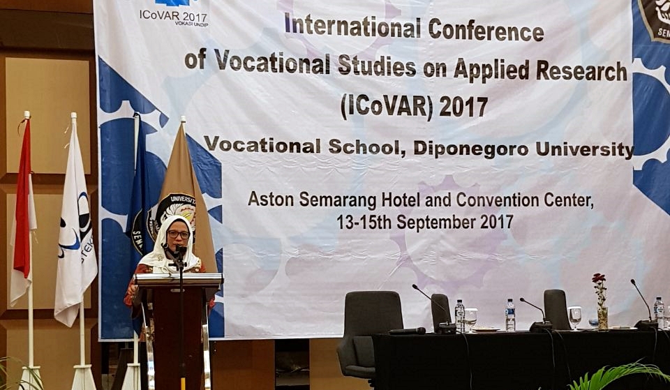 Dr. Rini Mulyani Jadi Narasumber International Conference of Vocational Studies on Applied Research 2017