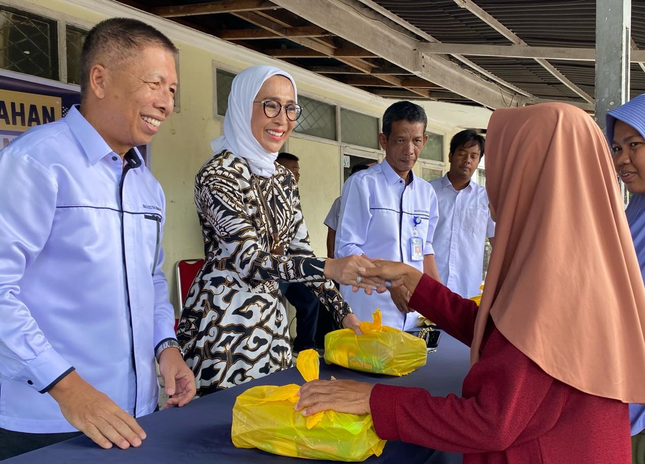 Universitas Bung Hatta Bagikan Paket Lebaran