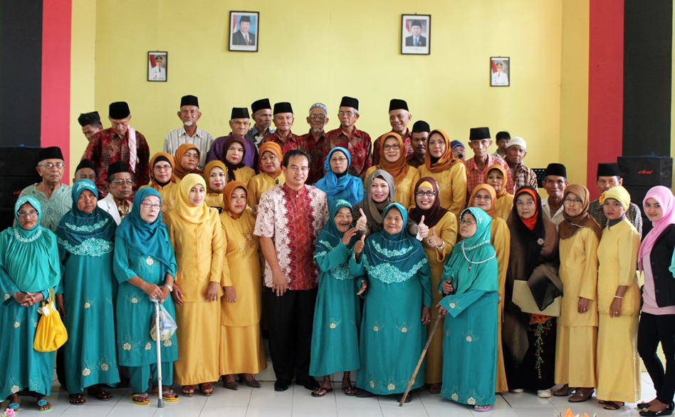 Ikanita UBH: Berbagi Kebahagiaan Dengan "Apak jo Amak Panti"