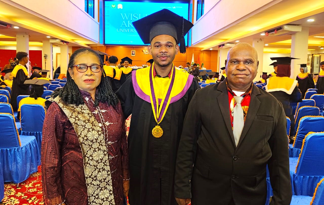 Demi Sang Buah Hati, Tempuh Ribuan Kilometer Dari Sorong Selatan Papua ke Padang Hadiri Wisuda Anaknya di Universitas Bung Hatta