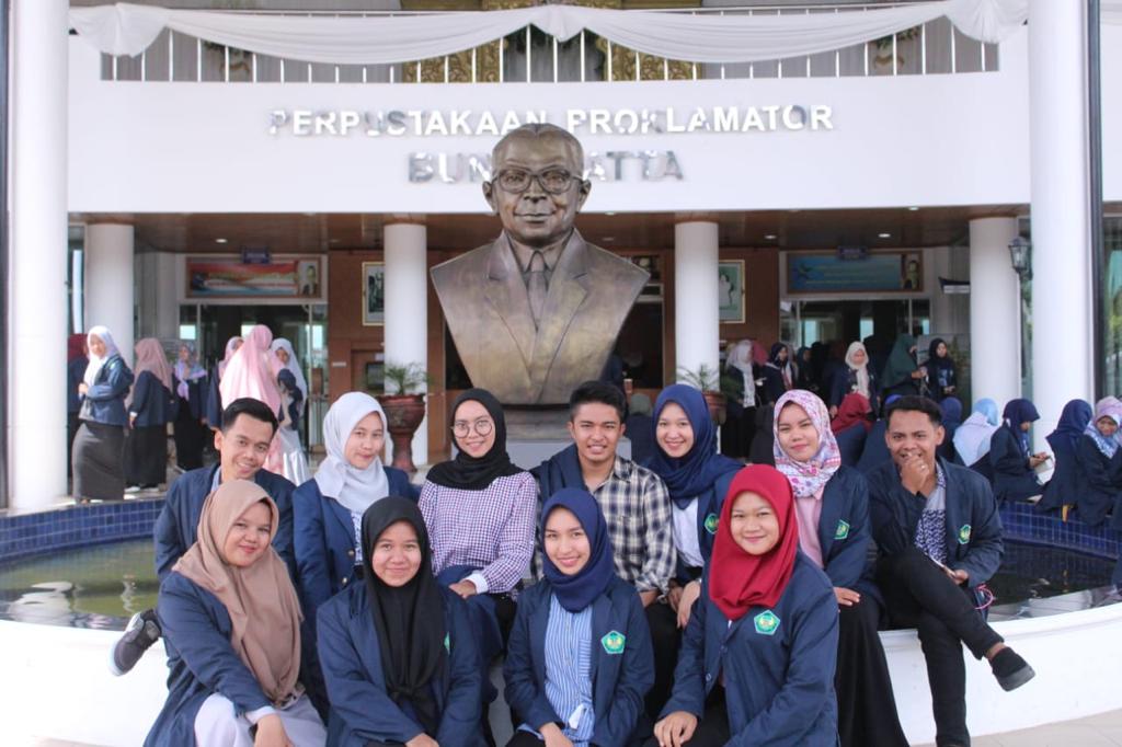 Kuliah Lapangan Mahasiswa PGSD UBH : Refleksikan Matakuliah Kebunghattaan ke UPT Perpustakaan Proklamator Bung Hatta