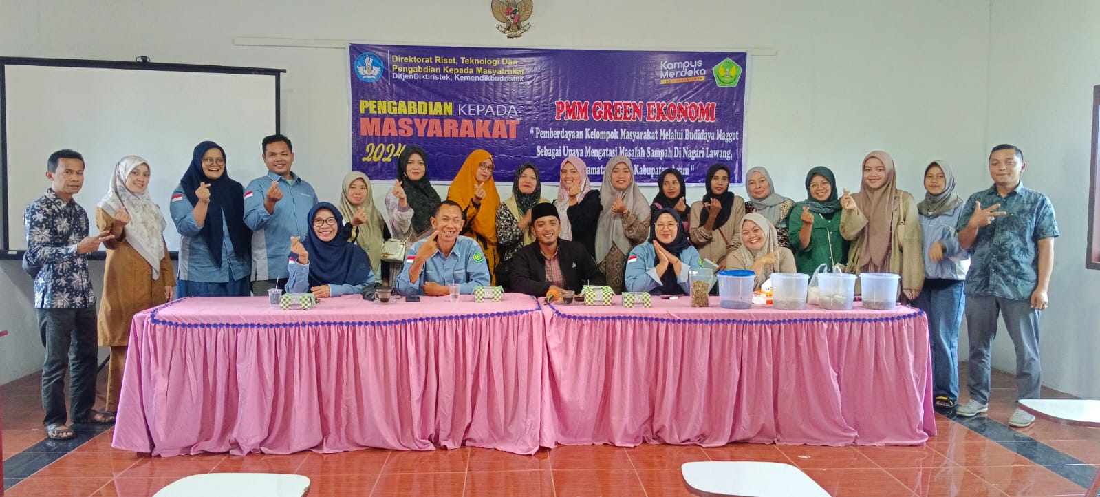 Tim PKM dan Mahasiswa KKN Universitas Bung Hatta Olah Sampah Pasar Nagari Lawang Untuk Budidaya Lalat BSF