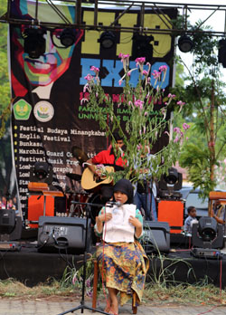 Dari FIB EXPO : Mahasiswa UBH Sindir Caleg Pemaku Pohon