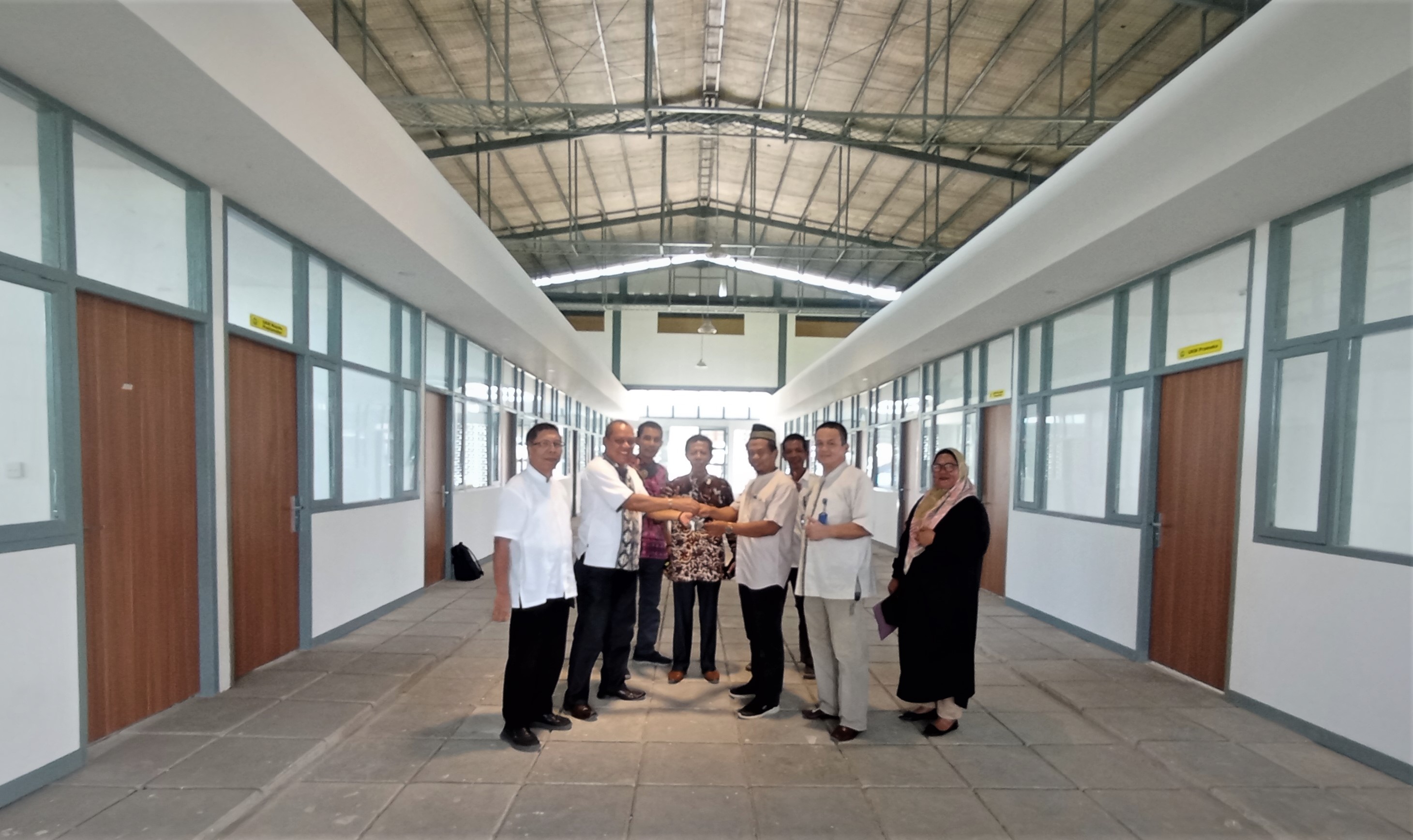 Pengurus Yayasan Pendidikan Bung Hatta, Serahkan Kunci Gedung Pusat Kegiatan Kemahasiswaan