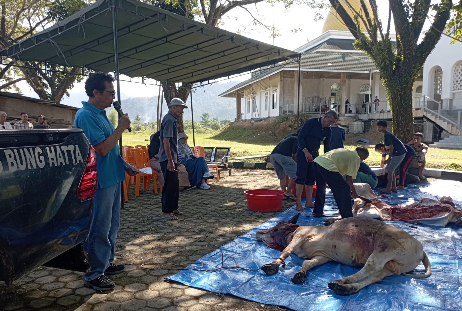 Ratusan Kantong Daging Kurban Disalurkan Jemaah Mesjid Asiah Kampus 2 Universitas Bung Hatta