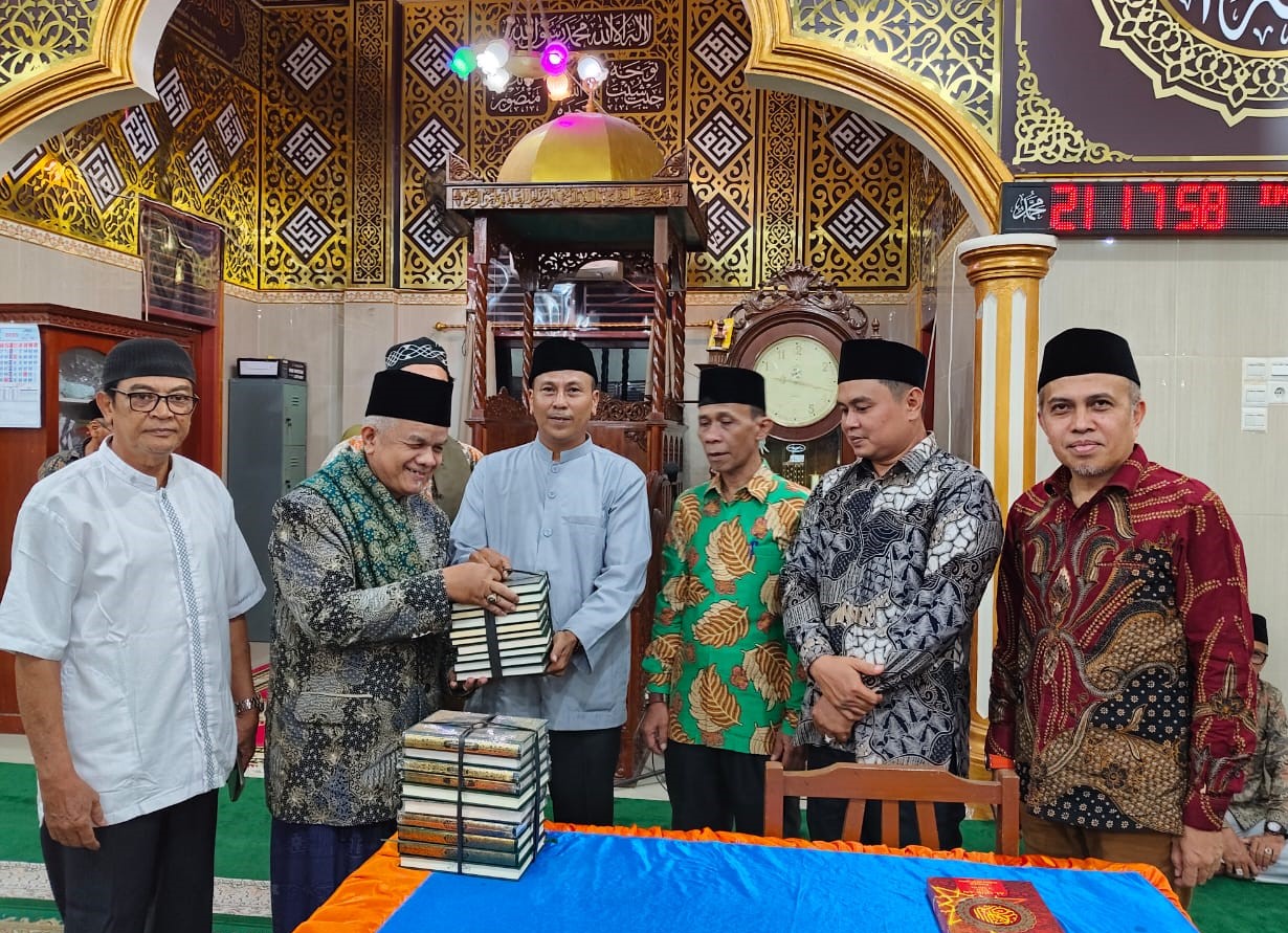 Tim Safari Ramadhan Pemprov: Rektor Universitas Bung Hatta dan Danlantamal II Padang Serahkan Bantuan ke Mesjid Raya Sungai Asam