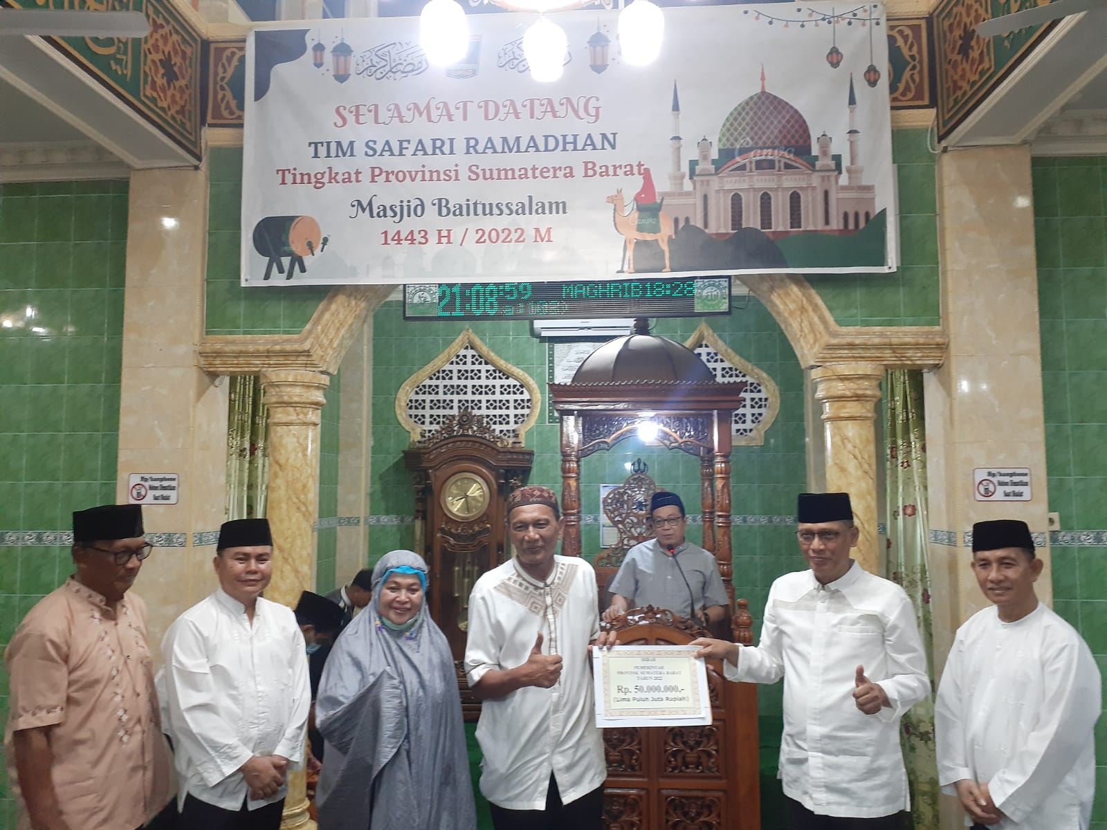 Rektor Universitas Bung Hatta dan Tim Safari Ramadan Provinsi Sumatra Barat Tahun 2022 M/1443 H Kunjungi  Masjid Baitussalam Kecamatan Nanggalo