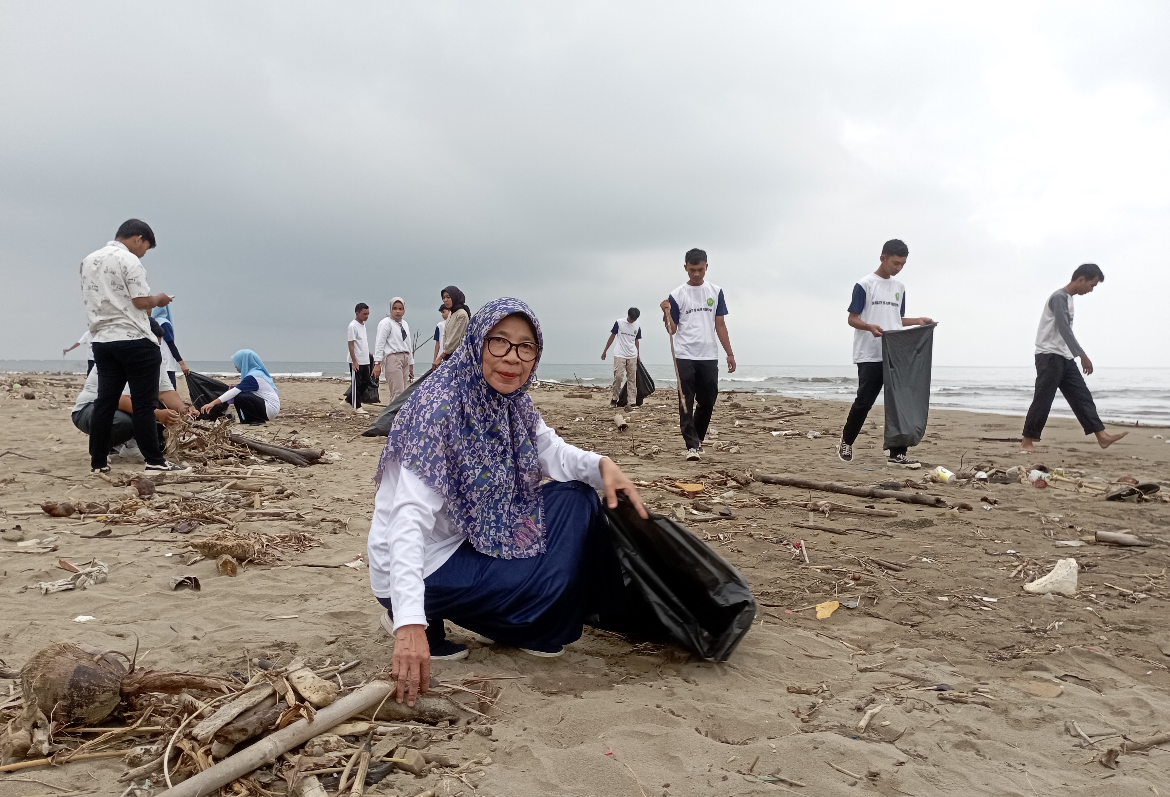 PENDIKAR FPIK Universitas Bung Hatta Gelar Aksi Bersih Pantai Bung Hatta