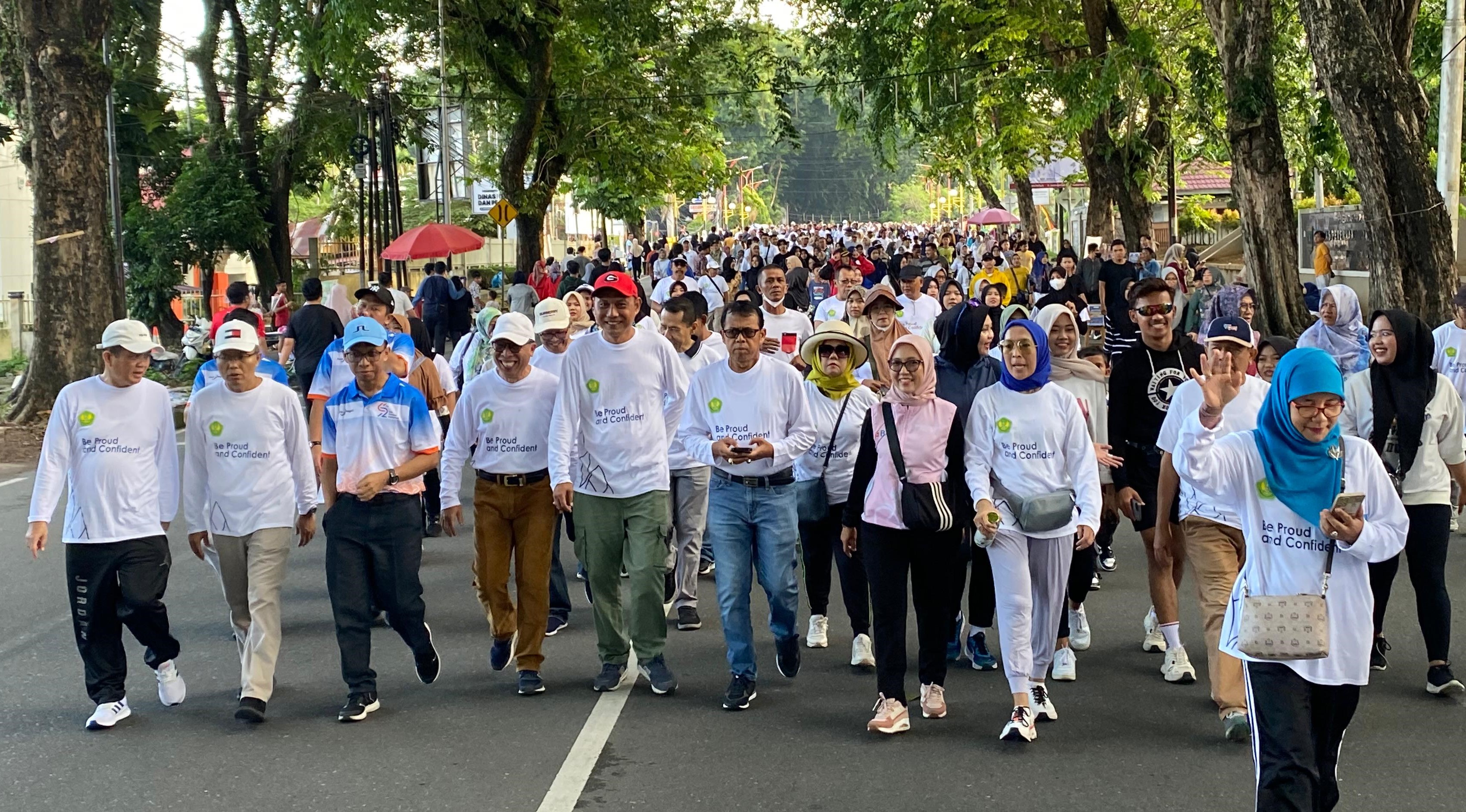 Meriah, Jalan Santai Dies Natalis ke-43 Universitas Bung Hatta Galang Dana Peduli Bencana Sumatera Barat.