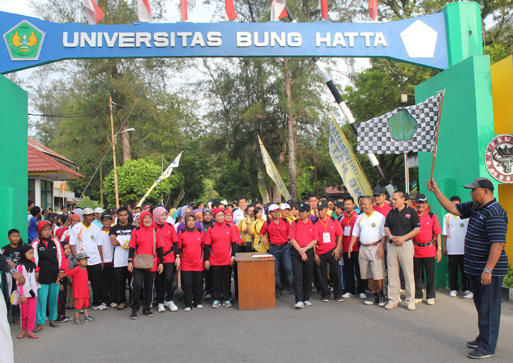 Ribuan Civitas Akademika UBH,  Meriahkan Jalan Santai Dies Natalis ke-32