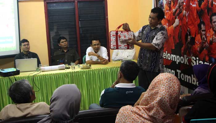 Sosialisasi Posdaya Proklamator, Kenalkan Tas Laptop Dari Sampah