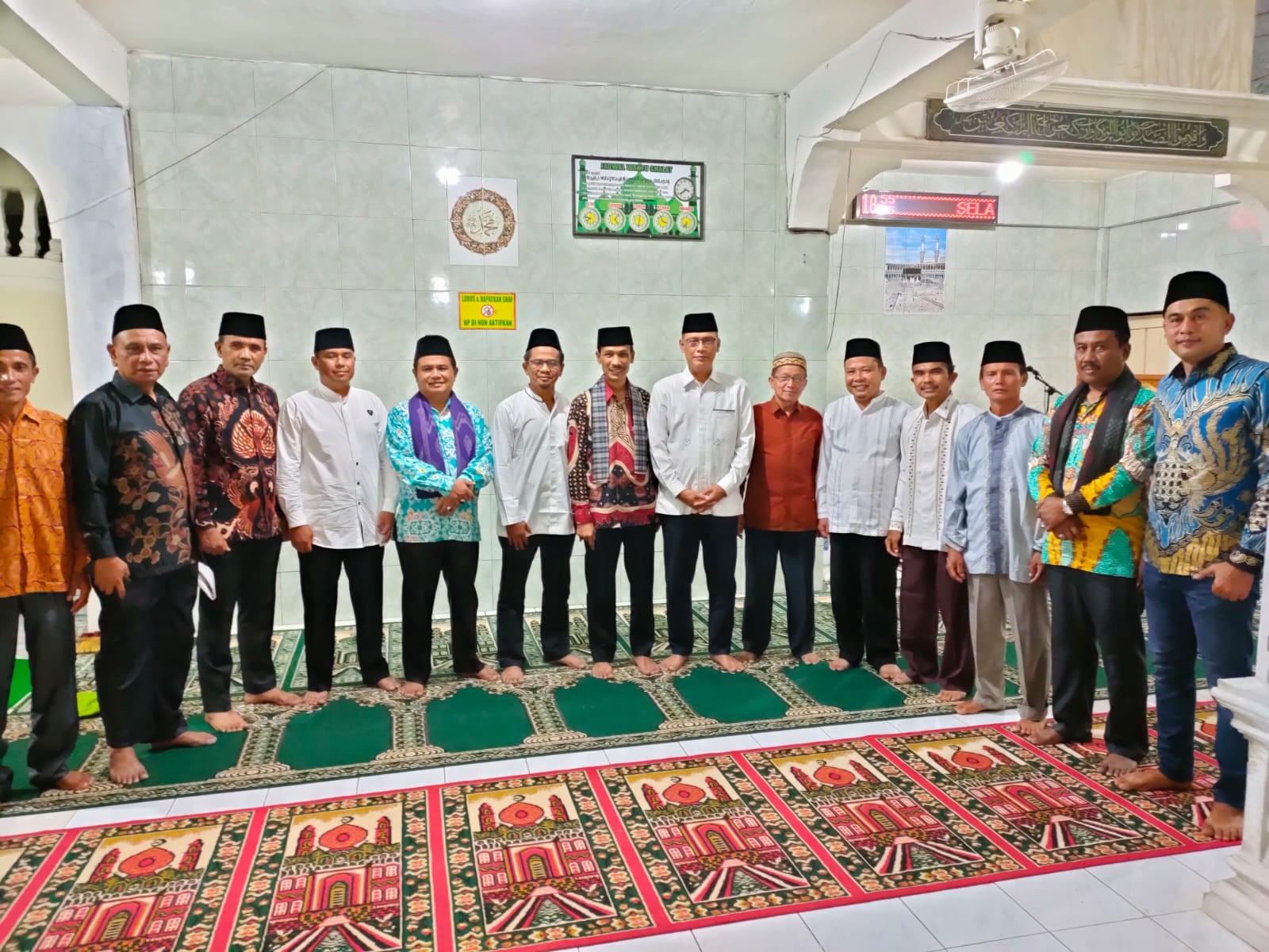 Rektor Universitas Bung Hatta dan Rombongan Safari Ramadan Prov. Sumbar Kunjungi Masjid di Solok Selatan