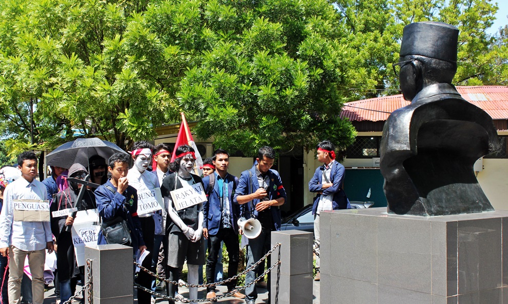 Peringati Sumpah Pemuda : Mahasiswa UBH Demo Kejati Sumbar
