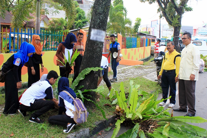 Mahasiswa UBH Tanam "Sake" di Jalan Raya