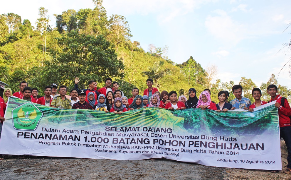 Dosen dan Mahasiswa KKN-PPM UBH Hijaukan Nagari Anduring