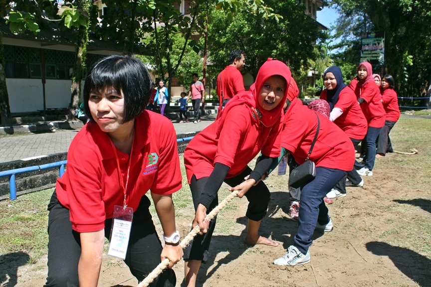 Perlombaan Tarik Tambang Meriahkan Dies Natalis ke-33 UBH
