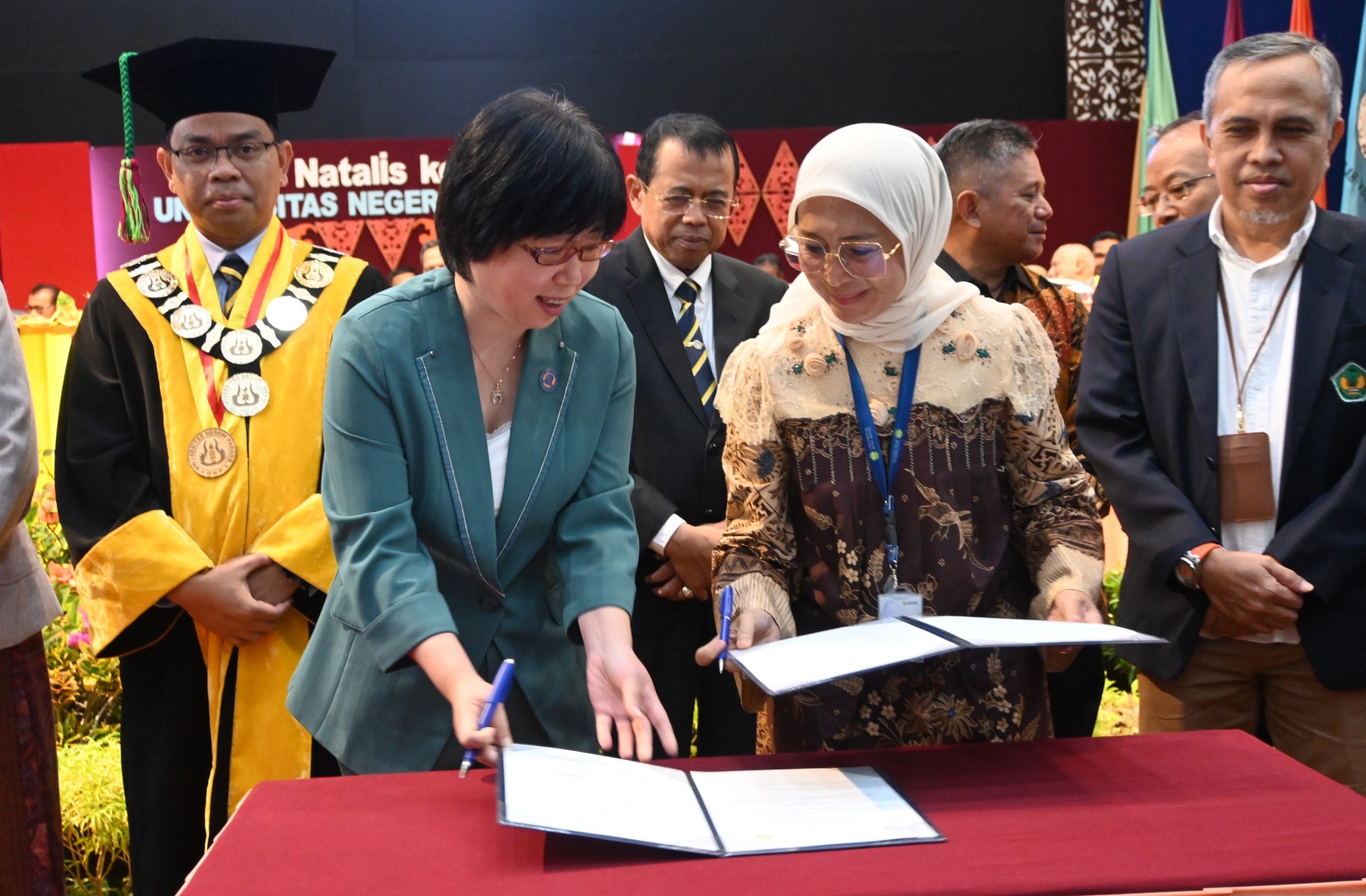 Li Yingying Rektor Tianjin Foreign Studies University Republik Rakyat Tiongkok Tandatangani MoU Dengan Rektor Universitas Bung Hatta