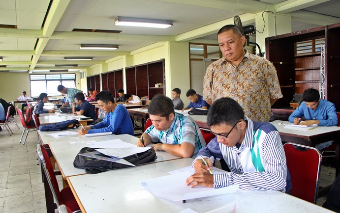 Rektor Tinjau Ujian Menggambar Calon Mahasiswa Teknik Arsitektur