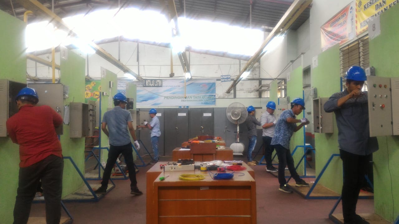 CALON WISUDAWAN JURUSAN TEKNIK ELEKTRO- FTI UBH MENGIKUTI UJI KOMPETENSI