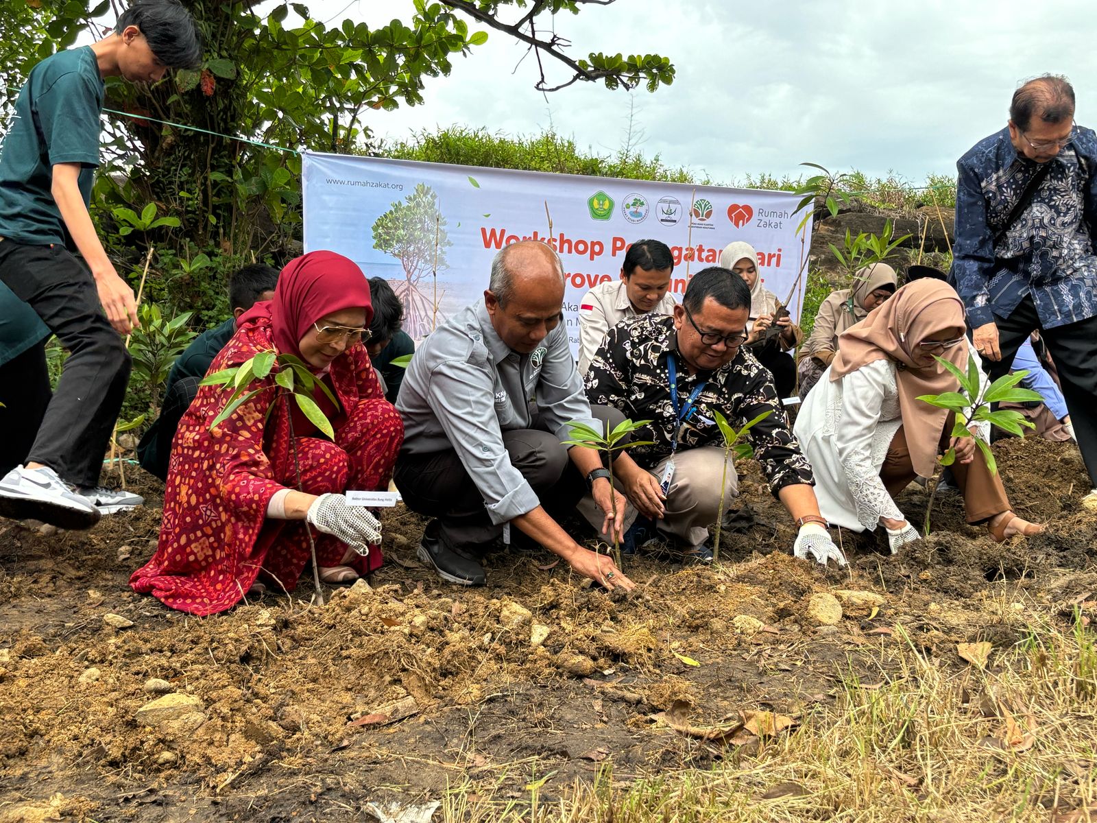 Universitas Bung Hatta dan Rumah Zakat Luncurkan Taman Mangrove dalam Peringatan Hari Mangrove Sedunia 2025