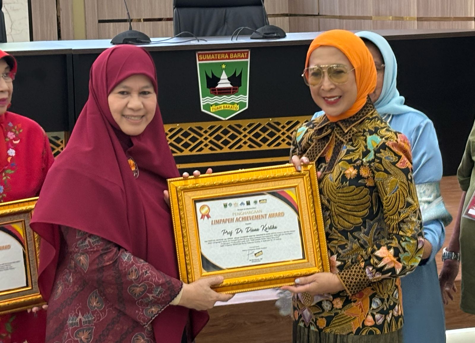 Rektor Universitas Bung Hatta Terima Limpapeh Achievement Award di Acara Puisi Merah Putih