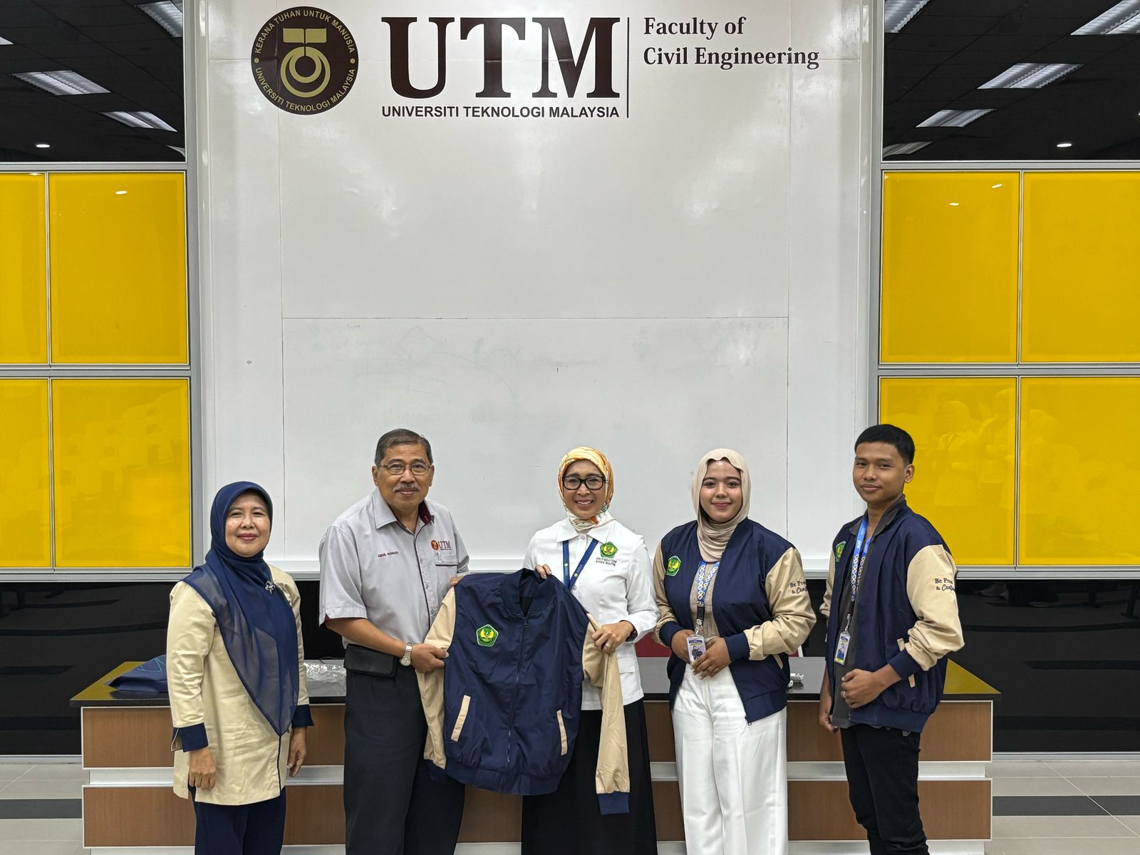 Rektor Universitas Bung Hatta Tinjau Mahasiswa KKN-PPM Internasional di Johor Malaysia