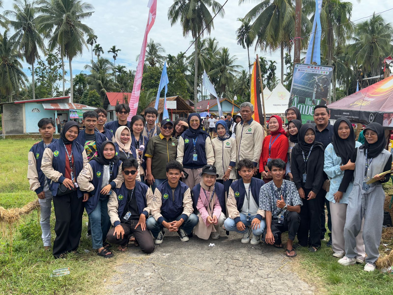 Mahasiswa KKN-PPM (T) Universitas Bung Hatta Nagari Padang Toboh Ulakan Terlibat Dalam Festival Tani Nagari