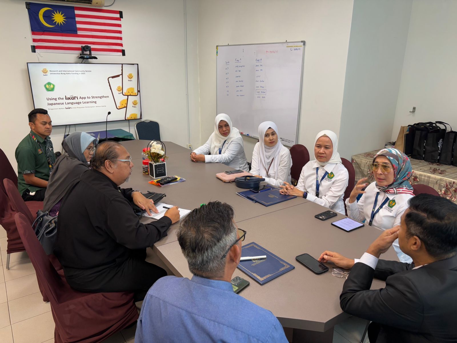 Dosen Universitas Bung Hatta Sosialisasikan Aplikasi Likari ke Dinas Pendidikan Daerah Kuala Pilah Malaysia