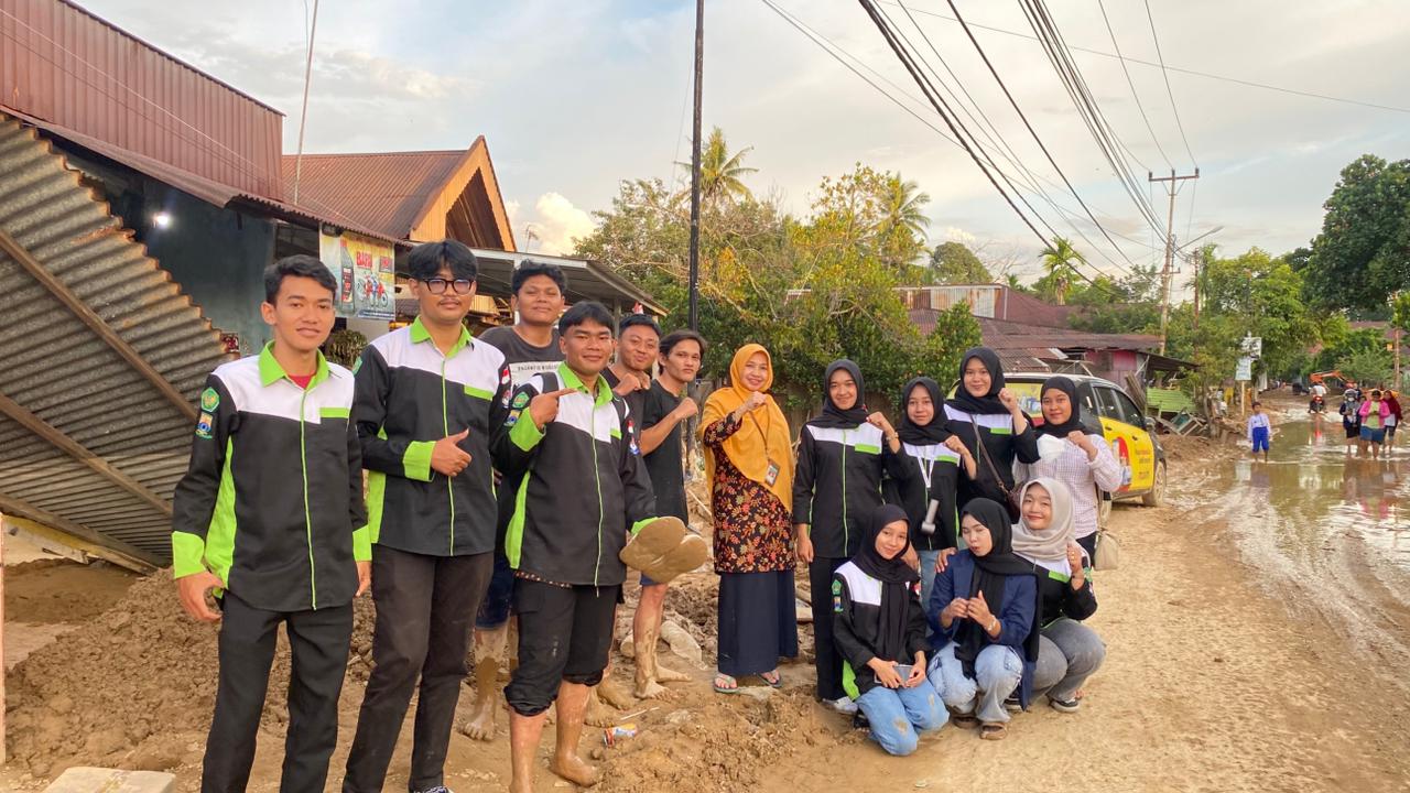 PTIK Universitas Bung Hatta Salurkan Donasi untuk Warga Terdampak Banjir di Gurun Laweh Padang