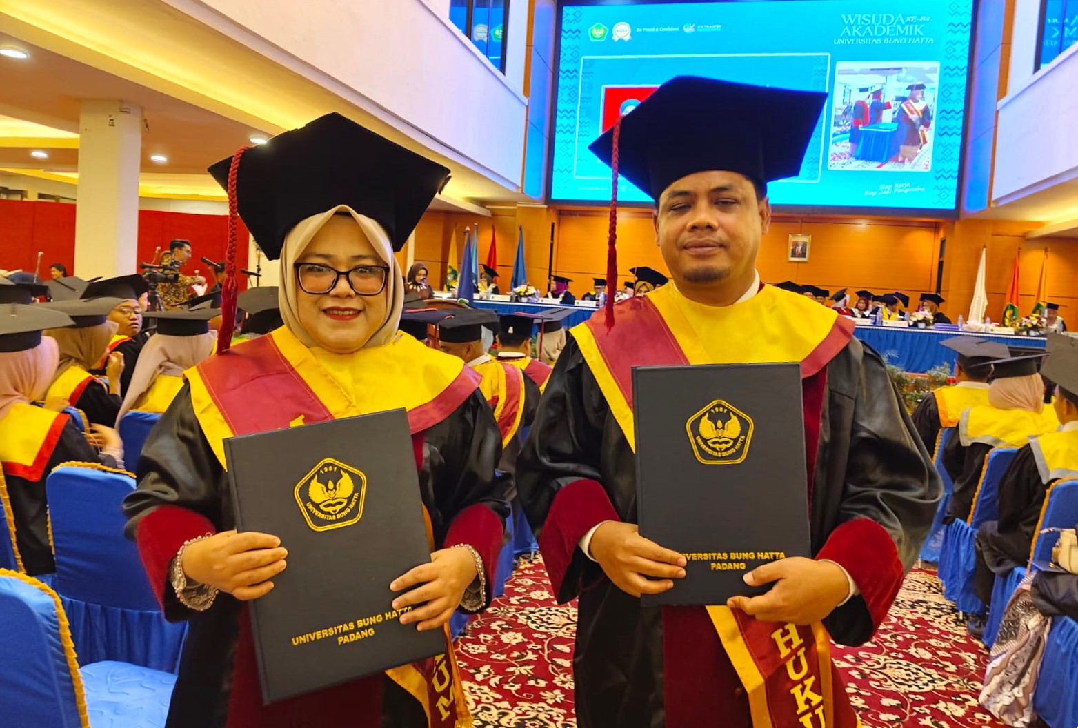 Momen Langka Hari Kedua Wisuda ke 84 Universitas Bung Hatta: Pasangan Suami Istri Wisuda Bareng Magister Hukum